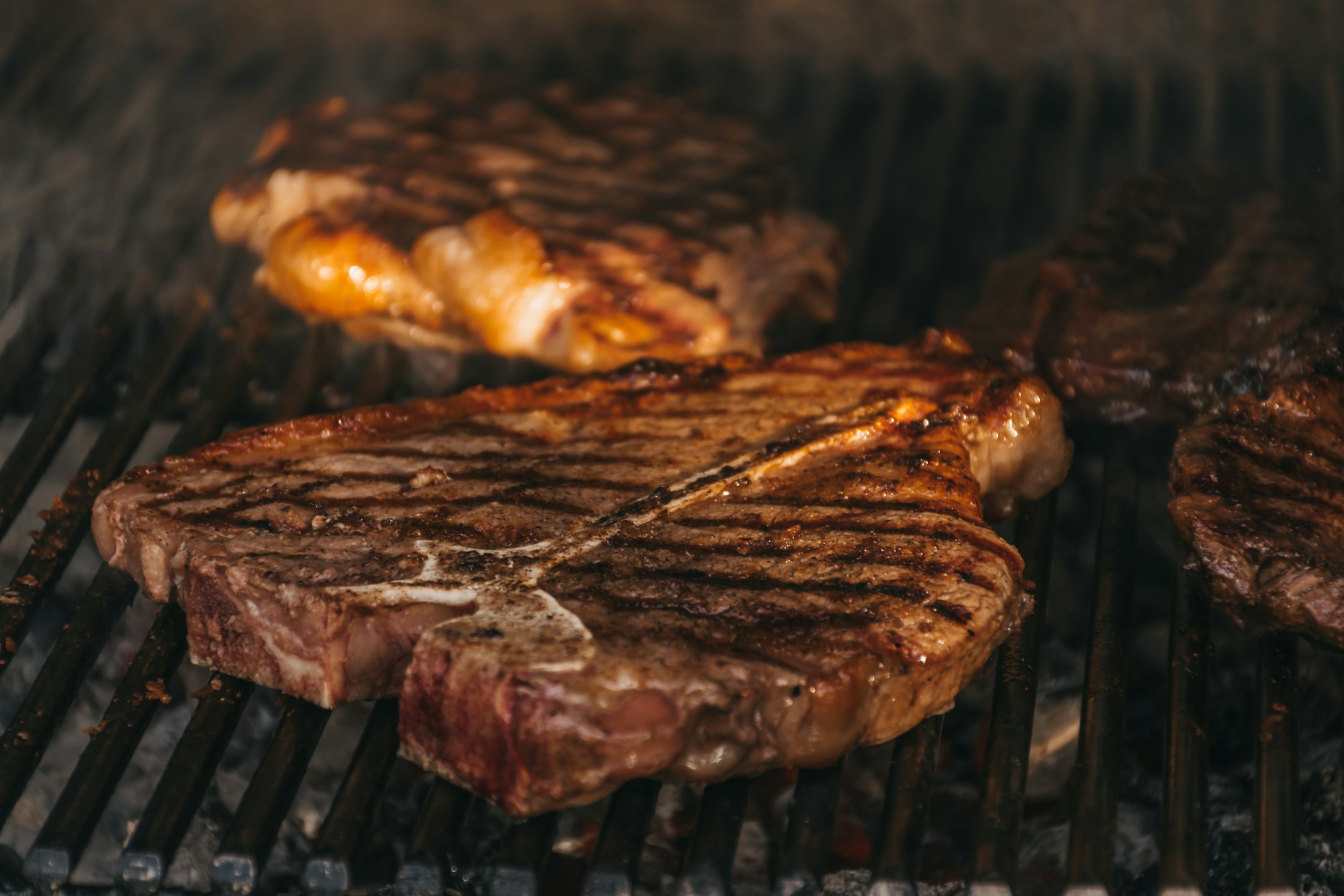 Cortes de carne roja sobre la parrilla