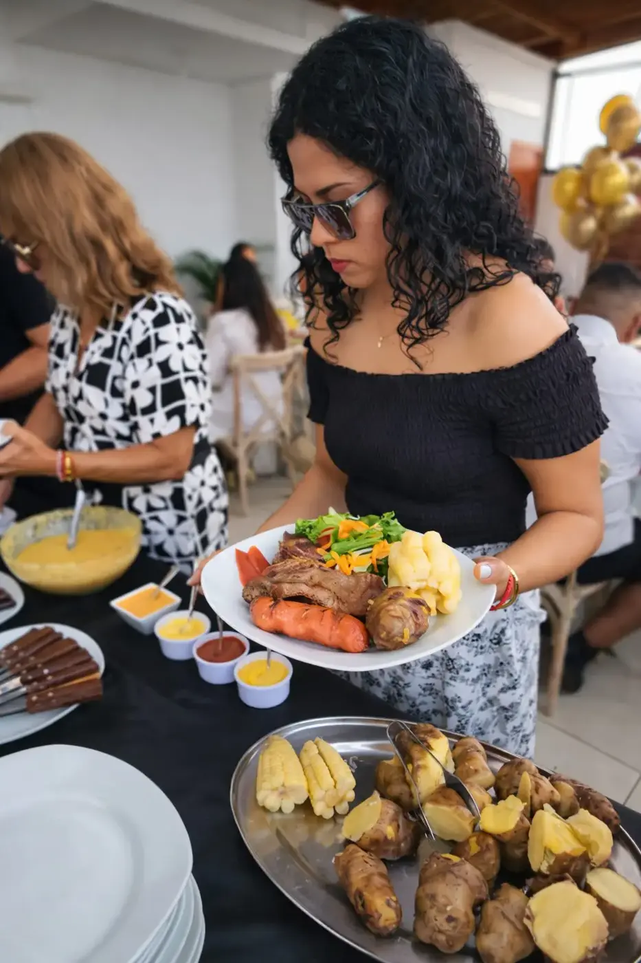 Plato de carnes y guarniciones servido a una invitada